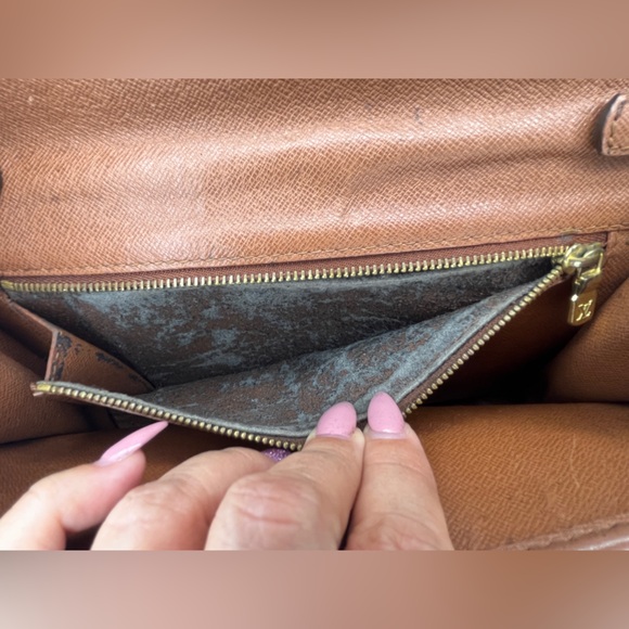 Louis Vuitton Monogram Bordeaux 24 Shoulder Bag M51798. - Picture 11 of 15